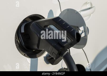 Mobilità, ricarica elettronica Amburgo, primo piano, auto in una stazione di ricarica, stazione di ricarica per veicoli elettrici, Amburgo, Germania, Europa Foto Stock