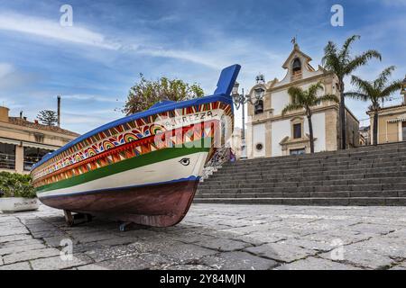 Vista sulla piazza principale di Aci Trezza Foto Stock