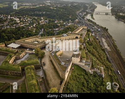 La fortezza di Ehrenbreitstein si trova a 118 metri sopra il Reno, di fronte alla foce della Mosella con il Deutsches Eck a Coblenza. Ehrenbreitstein F. Foto Stock