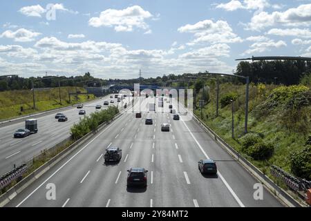 Traffico, mobilità, auto in movimento in estate sull'autostrada A7 di fronte al cavalcavia dell'autostrada Stellingen, Amburgo, Germania, Europa Foto Stock