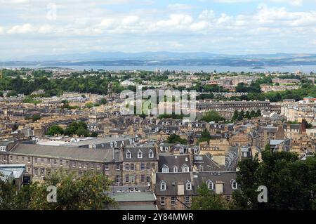 Vista dal Castello di Edimburgo, Scozia, Gran Bretagna in Una splendida giornata estiva con alcune nuvole nel cielo Foto Stock