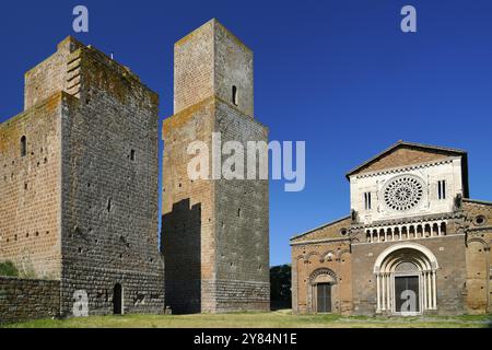 Torri di San Pietro, facciata della chiesa, Basilica di San Pietro, chiesa cattolica romana, Tuscania, provincia di Viterbo, regione Lazio, Italia, Europa Foto Stock