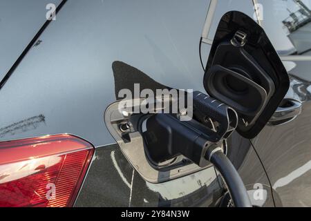 Mobilità, ricarica elettronica Amburgo, primo piano, auto in una stazione di ricarica, stazione di ricarica per veicoli elettrici, Amburgo, Germania, Europa Foto Stock