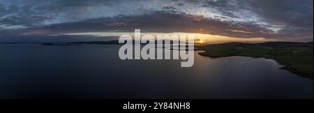 Tramonto con banda nuvolosa sulla costa di Scapa Flow con vista sull'isola di Hoy, drone shot, Orphir, Orkney, Scozia, gran Bretagna Foto Stock