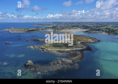 Vista aerea della costa di Plouguerneau con isole al largo alla foce del Canale della Manica nell'Oceano Atlantico, Leon, Finistere Penn-ar-be Foto Stock