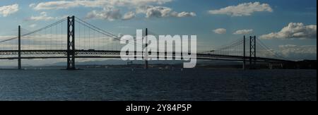 Forth Road Bridge e Queensferry attraversano Edimburgo, Scozia, Gran Bretagna, in Una splendida giornata estiva con Un cielo azzurro Foto Stock