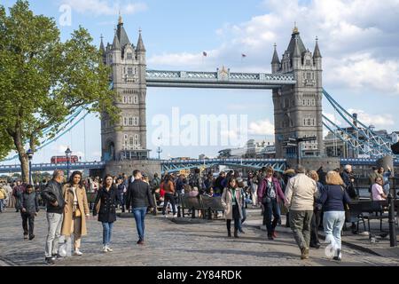 Londra Regno Unito - 12 maggio 2019: Un grande gruppo di turisti vicino al Tower Bridge Foto Stock