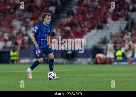 2 ottobre 2024. Lisbona, Portogallo. Il centrocampista spagnolo dell'Atletico Javi Serrano (29) in azione durante la partita della fase a gironi per la UEFA Champions League, Benfica vs Atletico de Madrid crediti: Alexandre de Sousa/Alamy Live News Foto Stock