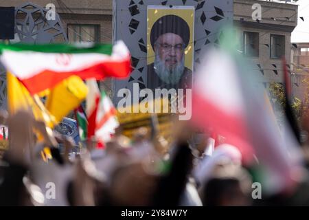 Teheran, Teheran, Iran. 2 ottobre 2024. I manifestanti hanno partecipato a una manifestazione commemorativa del leader degli Hezbollah Hassan Nasrallah ucciso, mostrata in cartellone, a Teheran, Iran, mercoledì, 2 ottobre 2024. (Credit Image: © Sobhan Farajvan/Pacific Press via ZUMA Press Wire) SOLO PER USO EDITORIALE! Non per USO commerciale! Foto Stock