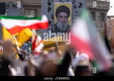 Teheran, Iran. 2 ottobre 2024. I manifestanti hanno partecipato a una manifestazione commemorativa del leader degli Hezbollah Hassan Nasrallah ucciso, mostrata in cartellone, a Teheran, Iran, mercoledì, 2 ottobre 2024. (Foto di Sobhan Farajvan/Pacific Press/Sipa USA) credito: SIPA USA/Alamy Live News Foto Stock