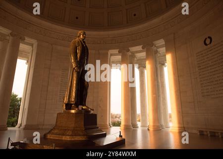 Una statua di Thomas Jefferson di Rudulph Evans è il fulcro del Jefferson Memorial a Washington DC, al centro del Memorial und Foto Stock