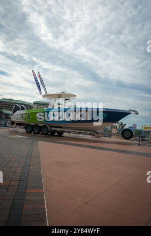 Tampa, Florida, Stati Uniti - 1 ottobre 2024 - Tampa Downtown con un motoscafo Suzuki Foto Stock