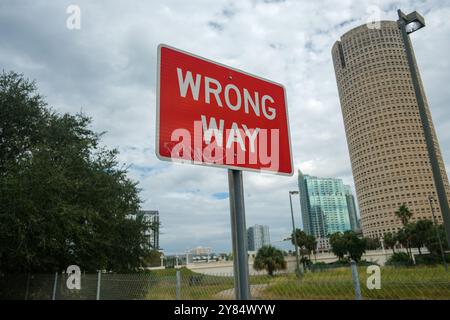 Tampa, Florida, Stati Uniti - 1 ottobre 2024 - Tampa Downtown con cartello con la strada sbagliata Foto Stock