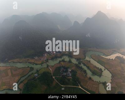 Vista aerea a grandangolo del paesaggio con risaie al villaggio di Phong Nam a Trung Khanh, provincia di Cao Bang, Vietnam del Nord Foto Stock