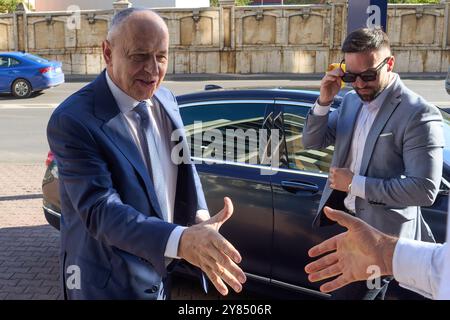 Bucarest, Romania. 2 ottobre 2024: L'ex vicesegretario generale della NATO Mircea Geoana, candidato indipendente alla presidenza della Romania, arriva all'evento "Manifesto sulla salute" dal suo programma elettorale. Crediti: Lucian Alecu/Alamy Live New Foto Stock