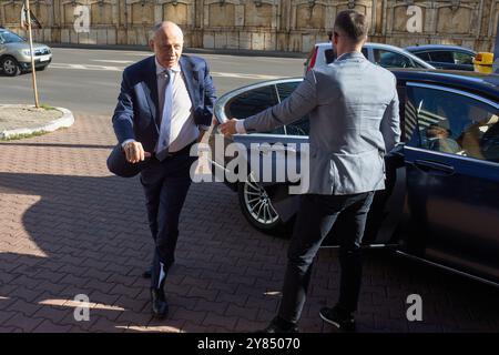 Bucarest, Romania. 2 ottobre 2024: L'ex vicesegretario generale della NATO Mircea Geoana, candidato indipendente alla presidenza della Romania, arriva all'evento "Manifesto sulla salute" dal suo programma elettorale. Crediti: Lucian Alecu/Alamy Live New Foto Stock