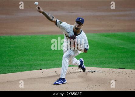 Milwaukee, Stati Uniti. 2 ottobre 2024. Il lanciatore titolare dei Milwaukee Brewers Frankie Montas lancia contro i New York Mets nel primo inning della seconda partita della MLB National League Wild Card Series all'American Family Field di Milwaukee, Wisconsin, mercoledì 2 ottobre 2024. Foto di Tannen Maury/UPI credito: UPI/Alamy Live News Foto Stock