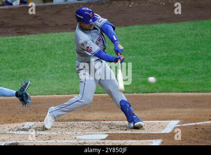 Milwaukee, Stati Uniti. 2 ottobre 2024. I New York Mets Jose Iglesias battono un singolo nel secondo inning contro i Milwaukee Brewers in gara 2 della MLB National League Wild Card Series all'American Family Field di Milwaukee, Wisconsin, mercoledì 2 ottobre 2024. Foto di Tannen Maury/UPI credito: UPI/Alamy Live News Foto Stock