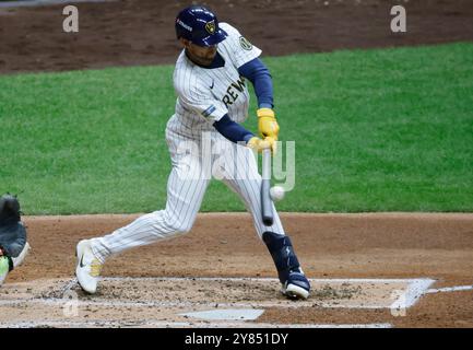 Milwaukee, Stati Uniti. 2 ottobre 2024. Milwaukee Brewers Blake Perkins batte un singolo nel terzo inning contro i New York Mets in gara 2 della MLB National League Wild Card Series all'American Family Field di Milwaukee, Wisconsin, mercoledì 2 ottobre 2024. Foto di Tannen Maury/UPI credito: UPI/Alamy Live News Foto Stock