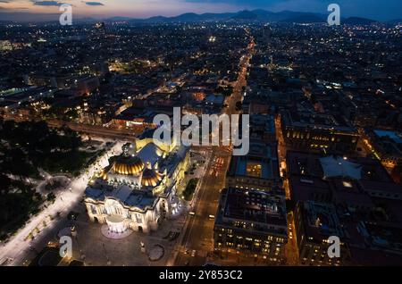 CITTÀ DEL MESSICO, Messico: Una vista panoramica mozzafiato del vasto paesaggio urbano di città del Messico visto dal ponte di osservazione al 44° piano della Torre Latinoamericana. La vista mostra il mix di architettura storica e moderna della città, che si estende fino alle montagne circostanti in una giornata limpida. Foto Stock