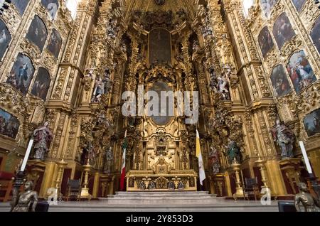 Città del Messico --costruito in stadi da 1573 al 1813, la Città del Messico Cattedrale Metropolitana è la più grande cattedrale cattolica romana nelle Americhe. Si trova nel cuore del quartiere storico di Città del Messico lungo un lato dello Zocalo. Foto Stock