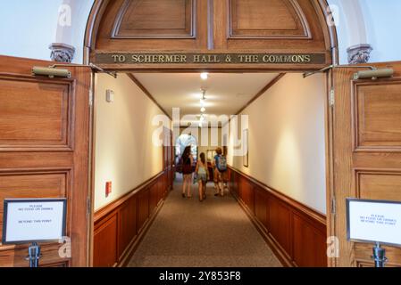 WASHINGTON DC, Stati Uniti: Lo storico corridoio che porta alla Schermer Hall e al Commons nello Smithsonian Castle mette in mostra lo stile architettonico gotico dell'edificio. Questo passaggio, parte della struttura originale del 1855, mostra gli elementi di design istituzionale vittoriano che caratterizzano gli spazi interni del castello. Foto Stock