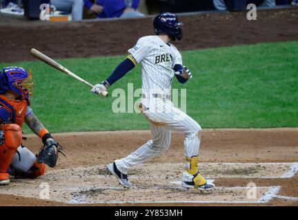 Milwaukee, Stati Uniti. 2 ottobre 2024. Milwaukee Brewers Brice Turang batte un doppio nel quinto inning contro i New York Mets in gara 2 della MLB National League Wild Card Series all'American Family Field di Milwaukee, Wisconsin, mercoledì 2 ottobre 2024. Foto di Tannen Maury/UPI credito: UPI/Alamy Live News Foto Stock