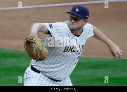 Milwaukee, Stati Uniti. 2 ottobre 2024. Jared Koenig lanciatore di rilievo dei Milwaukee Brewers lancia contro i New York Mets nel sesto inning in gara 2 della MLB National League Wild Card Series all'American Family Field di Milwaukee, Wisconsin, mercoledì 2 ottobre 2024. Foto di Tannen Maury/UPI credito: UPI/Alamy Live News Foto Stock