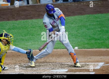 Milwaukee, Stati Uniti. 2 ottobre 2024. I New York Mets Starling Marte battono un singolo nel quinto inning contro i Milwaukee Brewers in gara 2 della MLB National League Wild Card Series all'American Family Field di Milwaukee, Wisconsin, mercoledì 2 ottobre 2024. Foto di Tannen Maury/UPI credito: UPI/Alamy Live News Foto Stock