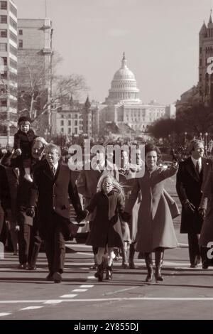 Il presidente Jimmy Carter con la moglie, Rosalynn, e la figlia, Amy, camminando verso la Casa Bianca durante la Parata inaugurale sulla Pennsylvania Avenue a Washington, D.C., il 20 gennaio 1977. (USA) Foto Stock