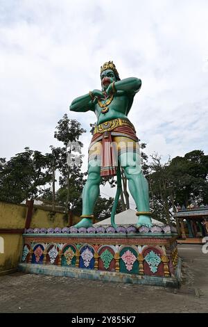 Grande scultura di Lord Hanuman, una divinità indù popolare, nota per la sua saggezza, forza, coraggio, autodisciplina e devozione a Rama Foto Stock