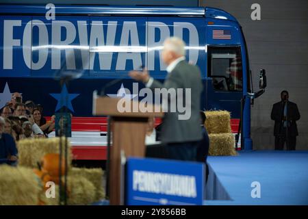 Il governatore Tim Walz (Democratico del Minnesota), candidato del Partito Democratico 2024 per Vice Presidente degli Stati Uniti, fa osservazioni mentre partecipa a una manifestazione elettorale alla York Exposition Centers UPMC Arena di York, Pennsylvania, mercoledì 2 ottobre 2024. Credito: David Muse/CNP Foto Stock