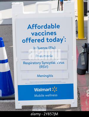 Vadnais Heights, Minnesota. Tour benessere mobile di Walmart. Offre vaccini antinfluenzali, immunizzazioni, booster e screening gratuiti per la salute e la vista. Foto Stock