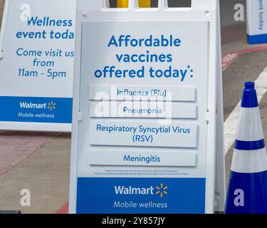 Vadnais Heights, Minnesota. Tour benessere mobile di Walmart. Offre vaccini antinfluenzali, immunizzazioni, booster e screening gratuiti per la salute e la vista. Foto Stock