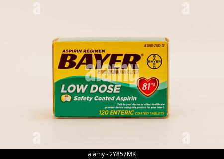 Un cartone di aspirina Bayer a basso dosaggio su sfondo bianco Foto Stock