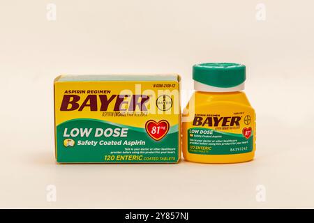 Due contenitori di aspirina Bayer a basso dosaggio su sfondo bianco Foto Stock