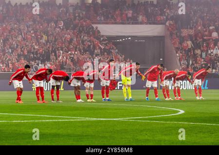 Lisbona, Portogallo. 2 ottobre 2024. I giocatori della SL Benfica salutano i tifosi prima della partita di calcio della UEFA Champions League tra SL Benfica e Atletico Madrid allo stadio da Luz. (Punteggio finale: SL Benfica 4 - 0 Atletico Madrid) (foto di Hugo Amaral/SOPA Images/Sipa USA) credito: SIPA USA/Alamy Live News Foto Stock