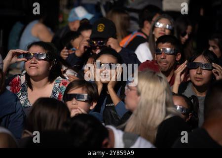 Buenos Aires, Argentina. 2 ottobre 2024. La gente osserva un'eclissi solare anulare a Buenos Aires, capitale dell'Argentina, il 2 ottobre 2024. Crediti: Martin Zabala/Xinhua/Alamy Live News Foto Stock