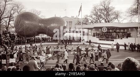 Il galleggiante a forma di arachide passa davanti allo stand di revisione di fronte alla Casa Bianca per l'inaugurazione del presidente Jimmy Carter a Washington, D.C., il 20 gennaio 1977. (USA) Foto Stock