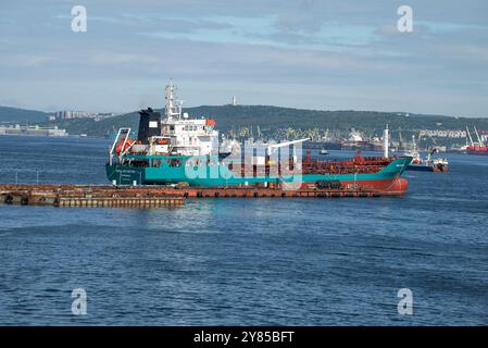 MURMANSK, RUSSIA - 29 LUGLIO 2024: La petroliera Kord Atlantic sullo sfondo del porto. Murmansk Foto Stock