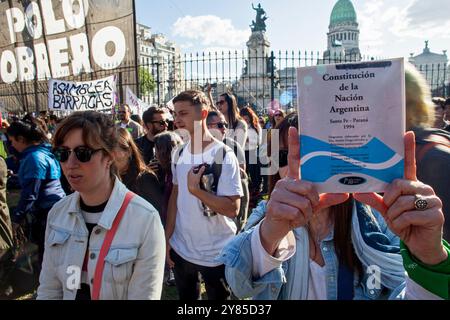 Buenos Aires, capitale federale, Argentina. 2 ottobre 2024. 2 ottobre 2024, Buenos Aires, Argentina: Mobilitazione in difesa dell'università pubblica e richiesta di miglioramenti degli stipendi degli insegnanti di istruzione superiore da parte di studenti, insegnanti, personale non docente e sindacati di fronte al Congresso Nazionale. È la seconda marcia universitaria federale da quando Javier Milei ha assunto l'incarico di presidente. La prima ebbe luogo il 23 aprile. (Credit Image: © Roberto Almeida Aveledo/ZUMA Press Wire) SOLO PER USO EDITORIALE! Non per USO commerciale! Foto Stock