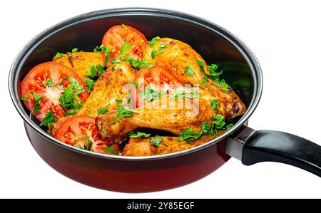 Cosce di pollo deliziosamente condite con pomodori e prezzemolo in una padella. Foto Stock