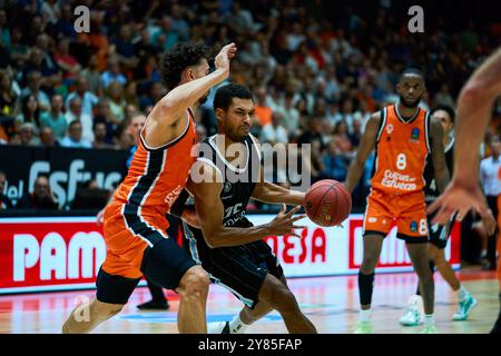 Valencia, Spagna. 2 ottobre 2024. Josep Puerto (L) di Valencia basket e Kenneth Ogbe (R) di Veolia Hamburg Towers visti in azione durante il secondo round della stagione regolare BKT Eurocup tra Valencia basket e Amburgo a Pavello Municipal font de Sant Lluis. Punteggio finale: Valencia Basket 105:78 Hamburg. Credito: SOPA Images Limited/Alamy Live News Foto Stock