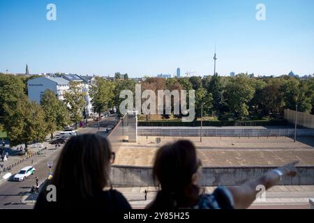 Die Gedenkstätte Berliner Mauer entlang der Bernauer Straße a Berlino. / Il Memoriale del muro di Berlino lungo via Bernauer a Berlino. Fotografia istantanea/K.M.Krause *** il Memoriale del muro di Berlino lungo via Bernauer a Berlino il Memoriale del muro di Berlino lungo via Bernauer a Berlino fotografia istantanea K M Krause Foto Stock