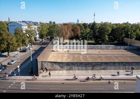 Die Gedenkstätte Berliner Mauer entlang der Bernauer Straße a Berlino. / Il Memoriale del muro di Berlino lungo via Bernauer a Berlino. Fotografia istantanea/K.M.Krause *** il Memoriale del muro di Berlino lungo via Bernauer a Berlino il Memoriale del muro di Berlino lungo via Bernauer a Berlino fotografia istantanea K M Krause Foto Stock