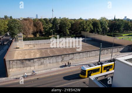 Die Gedenkstätte Berliner Mauer entlang der Bernauer Straße a Berlino. / Il Memoriale del muro di Berlino lungo via Bernauer a Berlino. Fotografia istantanea/K.M.Krause *** il Memoriale del muro di Berlino lungo via Bernauer a Berlino il Memoriale del muro di Berlino lungo via Bernauer a Berlino fotografia istantanea K M Krause Foto Stock