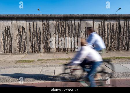 Die Gedenkstätte Berliner Mauer entlang der Bernauer Straße a Berlino. / Il Memoriale del muro di Berlino lungo via Bernauer a Berlino. Fotografia istantanea/K.M.Krause *** il Memoriale del muro di Berlino lungo via Bernauer a Berlino il Memoriale del muro di Berlino lungo via Bernauer a Berlino fotografia istantanea K M Krause Foto Stock