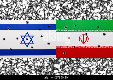 La bandiera israeliana e la bandiera iraniana con fori di proiettile. Illustrazione concettuale della guerra tra Iran e Israele. Sfondo. Iran att Foto Stock