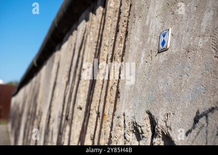 Die Gedenkstätte Berliner Mauer entlang der Bernauer Straße a Berlino. / Il Memoriale del muro di Berlino lungo via Bernauer a Berlino. Fotografia istantanea/K.M.Krause *** il Memoriale del muro di Berlino lungo via Bernauer a Berlino il Memoriale del muro di Berlino lungo via Bernauer a Berlino fotografia istantanea K M Krause Foto Stock