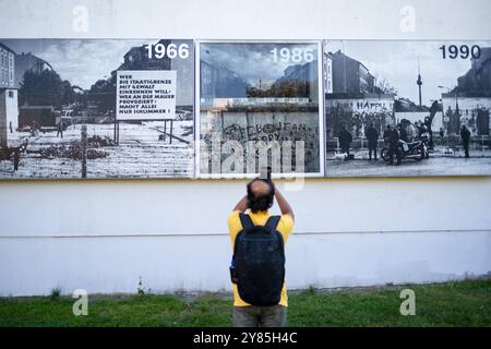 Die Gedenkstätte Berliner Mauer entlang der Bernauer Straße a Berlino. / Il Memoriale del muro di Berlino lungo via Bernauer a Berlino. Fotografia istantanea/K.M.Krause *** il Memoriale del muro di Berlino lungo via Bernauer a Berlino il Memoriale del muro di Berlino lungo via Bernauer a Berlino fotografia istantanea K M Krause Foto Stock